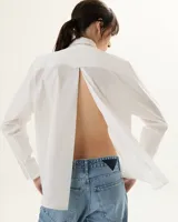 Camisa blanca de poplin con espalda abierta y corte holgado.