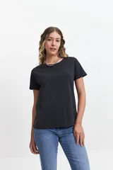 Remera blanca de algodón con cuello redondo y calce regular.