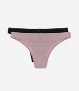 Kit de dos bombachas tipo bikini confeccionadas en algodón, con cintura media y detalle de lazo pequeño en el centro. Incluye una prenda de color negro y otra en tono rosado.