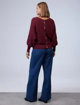 Buzo marca Cupio de tejido acanalado color azul. Tiene mangas largas estilo dolman y aplique de botones en la espalda.