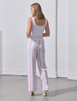 Pantalón de lino de la marca Marissa Olivia, con pretina ancha elastizada y lazo de ajuste. Diseño a rayas verticales en blanco, rojo y azul. Cuenta con bolsillos inclinados en la parte delantera.