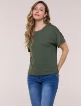 Remera básica de silueta amplia y corte boxy de la marca Cable & Gauge, color verde militar, con cuello redondo y mangas cortas de hombro caído.