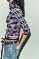 Jersey de punto con cuello subido y mangas tres cuartos, con diseño de rayas horizontales en tonos azules, bordó y beige.