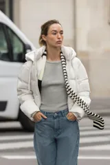 Anorak acolchado de corte corto, resistente al agua y al viento. Cuenta con cuello subido, capucha ajustable con cordones, cierre frontal con cremallera y bolsillos laterales con forro polar. El bajo es ajustable mediante cordones elásticos.