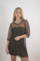 Vestido corto negro con forro dorado y mangas 3/4.