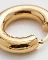 Aros tipo argolla gruesa de acero con baño de oro, diseño minimalista y acabado brillante.