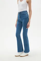 Pantalon jean de corte flare y tiro alto, con diseño liso y ruedo desflecado.