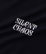 Remera relaxed de algodón color negro, con estampado frontal de diseño tribal y la frase "Silent Chaos" en blanco.