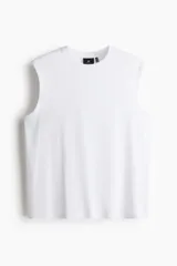 Musculosa de punto liviano con cuello redondo y sisas con ribete acanalado. Presenta un corte estándar y bajo recto, confeccionada con tecnología Coolmax para mayor transpirabilidad.