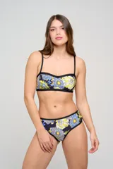 Top de bikini rojo con escote corazón y tirantes regulables.