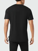 Camiseta negra de manga corta con cuello redondo. Presenta un pequeño parche con el logo de la marca y la palabra "Plein" bordada en cursiva blanca en el pecho.