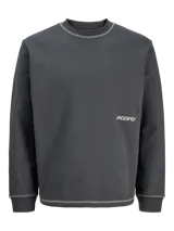 Buzo gris oscuro de manga larga con cuello redondo, calce relajado, costuras visibles en contraste y pequeño estampado con el logo en el pecho.