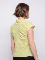 Top celeste de manga corta con cuello mao y tablas. Confeccionado en tela con textura.