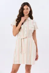 Vestido corto de lino con diseño de rayas verticales en tonos rosado, celeste, verde y beige. Presenta cuello camisero, mangas cortas, cierre frontal con botones y un lazo ajustable en la cintura.