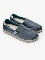 Zapatos Satorisan modelo Kung Fu Cotton Vintage de color gris azulado, tipo slip-on con elásticos laterales y suela de goma gris claro.