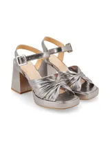 Sandalias plateadas de fiesta con plataforma y tacón cuadrado. Tiras cruzadas en el empeine y pulsera con hebilla al tobillo.