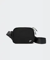 Riñonera Fabletics The Belt Bag de color negro, con cierre de cremallera, correa ajustable y el logotipo de la marca estampado en el frente.