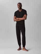 Pack de tres remeras de manga corta y cuello en V, confeccionadas en tejido de algodón elástico. Presentan un corte regular y un pequeño bordado distintivo de la marca en el bajo.