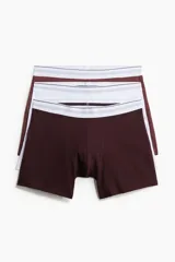 Pack de tres calzoncillos tipo trunk en color borgoña, blanco y marrón, con cintura elástica blanca con rayas horizontales. Confeccionados con tecnología Lycra® Xtra Life™.