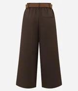 Pantalón pantacourt de sastrería color marrón, con corte amplio, largo midi y pinzas frontales. Incluye cinturón con hebilla metálica y bolsillos traseros embutidos.