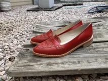 Mocasines de cuero plateado con acabado texturado, diseño clásico con costuras visibles y vira de suela natural cosida. Cuenta con taco plano de 2 cm y plantilla anatómica.