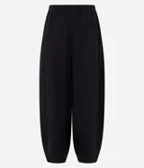 Pantalón de viscosa color negro, con diseño amplio estilo aladín, caída liviana y cintura elástica.