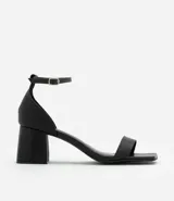Sandalias negras de cuero sintético, con punta cuadrada, tira fina sobre los dedos, pulsera con hebilla al tobillo y tacón geométrico bajo.