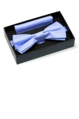 Conjunto de moña y pañuelo de bolsillo color celeste con textura de micro puntos. Se presenta en caja negra. El pañuelo mide 25x25 cm.