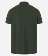Remera polo de manga corta color verde militar, confeccionada en algodón peruano con cuello convencional y cierre de botones.
