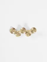 Broche metálico plateado con cinco círculos en relieve texturado.