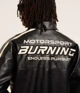 Campera masculina de cuero sintético, modelo boxy, con cuello inglés, manga larga, estampa lettering, detalles contrastantes, bolsillos y cierre por cremallera.