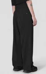 Pantalón cargo de corte oversize confeccionado en microfibra elastizada. Presenta cintura elástica, bolsillos laterales y un bolsillo cargo con cierre de broche a presión. Incluye un sistema de elásticos con tancas en los tobillos para regular la apertura.