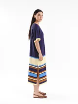 Vestido midi de punto de manga corta con detalles calados y diseño de rayas horizontales tricolor en la parte inferior. Presenta cuello redondo y logo bordado en el pecho.
