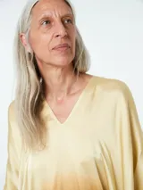 Vestido kaftan largo color dorado con efecto degradado.