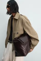 Cazadora de corte cropped fit, color verde oliva, confeccionada en mezcla de viscosa y algodón. Presenta cuello subido, manga larga, trabillas en los hombros, bolsillos de plastrón con solapa en la cadera y cierre frontal con cremallera.