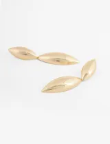 Aros colgantes plateados con forma de dos hojas alargadas unidas.