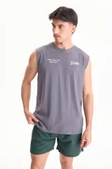 Musculosa gris de algodón con estampa frontal pequeña y texto alusivo a Dallas, Texas.