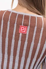 Buzo de tejido de punto con diseño de rayas verticales en tonos marrón y gris claro, de corte crop, cuello redondo y mangas largas con puños acampanados.