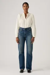 Jeans de corte recto y tiro alto, con diseño clásico de cinco bolsillos y acabado en tono azul medio con ligero desgaste.