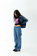 Pantalón jean cargo de tiro bajo, color celeste esfumado, con bolsillos cargo y pierna ancha.