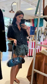 Short de cuero color marrón con volados frontales.