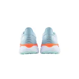 Championes de running Hoka modelo Clifton 8, color celeste con detalles en naranja y suela blanca. Diseño con capellada de malla técnica transpirable y entresuela de espuma amortiguada.