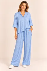 Blusa celeste de corte recto, con cuello mao y escote en V, mangas tres cuartos y diseño holgado.