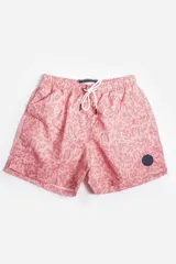 Short de baño celeste con estampado de hojas pequeñas en tonos verdes y blancos. Cuenta con cintura elástica con cordón ajustable, bolsillos laterales y un parche circular con logo en la parte inferior.