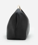 Cartera de mano Satinato tipo clutch, confeccionada en poliuretano color negro. Presenta un diseño moderno con una asa rígida metálica en formato ovalado y cuerpo estructurado.