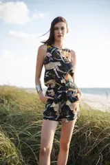 Mono corto con estampado de flores y leopardos, con cintura elastizada y bolsillos laterales.