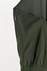 Vestido largo de cuello halter con tirantes finos y hombros descubiertos. Presenta un diseño con costuras marcadas, forro interior a tono y cierre lateral con cremallera oculta.