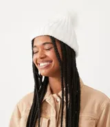 Gorro de punto acanalado en color blanco, con diseño de bajo plegado y pompón superior a tono.