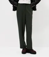 Pantalón de sastrería corte recto color gris, con bolsillos laterales tipo cuchillo y trabillas para cinturón.
