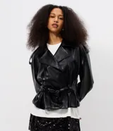 Campera tipo trench coat en PU color negro, de manga larga, con solapa amplia, hombreras decorativas y cinturón ajustable con hebilla en la cintura.